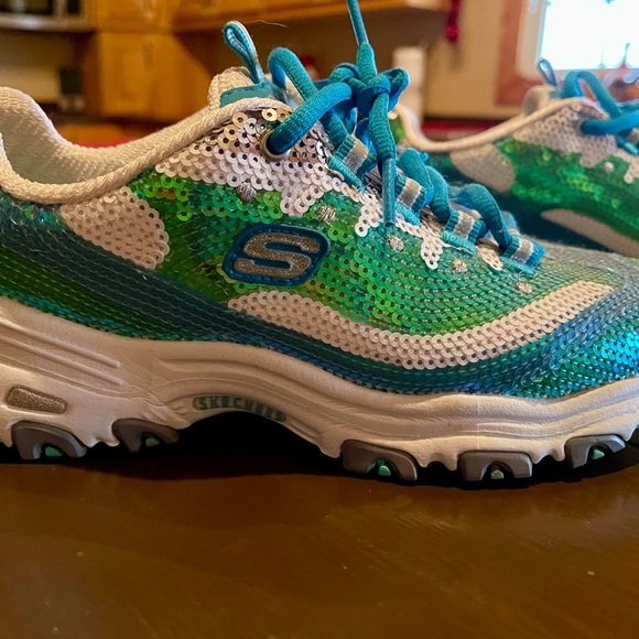 Skechers Womens D'Lites - size 6, wore once. NO box - Picture 2 of 6
